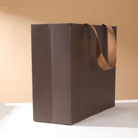 Sac fourre-tout en papier mat personnalisé avec logo, poignée en satin, sac cadeau de luxe pour boutique de vêtements