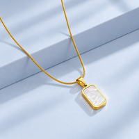 Collier rectangulaire double face pour homme et femme, incrustation nacre et noire, pendentif réversible, chaîne serpent dorée, bijoux à porter au quotidien