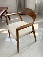Fauteuil de salle à manger en bois de frêne massif BST avec dossier ouvert incurvé et assise rembourrée en cuir marron pour restaurant