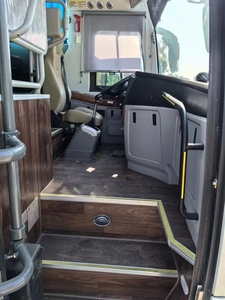 Autocar de tourisme d'<span class=keywords><strong>occasion</strong></span> Yu-tong 50 places, conduite à gauche, avec moteur Weichai, pour les services de navette scolaire, les trajets quotidiens d'entreprise, les excursions religieuses et les services de transport touristique. - Product Image 3