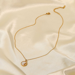 Collana con ciondolo rotondo a forma di luna con conchiglia bianca e catena in acciaio inossidabile placcato oro 18 carati minimalista di lusso per le donne - Product Image 6