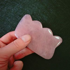 Hochwertiges Rosenquarz <span class=keywords><strong>Gua</strong></span> <span class=keywords><strong>Sha</strong></span> und Jade-Roller-Set für Gesicht rosa S-förmige Gesichtsmassage neue Kristall <span class=keywords><strong>Fa</strong></span> Volkshandwerk - Product Image 4