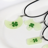 Pendentif spécimen de plante séchée multi-styles Charms Green Lucky Four Leaf Clover Glow Necklace