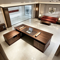 Table de bureau moderne pour PDG avec surface de travail pleine largeur, armoires latérales doubles et finition en grain de bois raffiné