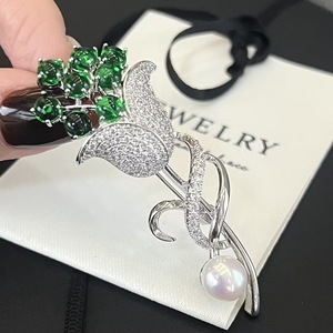 Broche de Flores de Alta Gama Japonés y Coreano, Diseño Barroco de Agua Dulce para Mujer, Pin de Pecho Antideslumbrante - Product Image 1