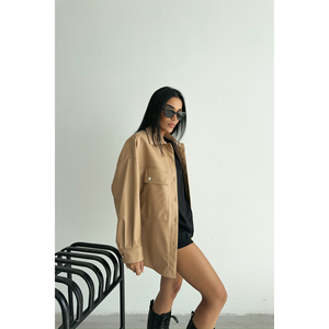 Camisa de Cuero Beige con Botones para Mujer, Colección de Blusas y Camisas Elegantes - Product Image 3