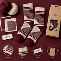 Chaussettes d'événement fantaisie à motif géométrique mascotte, en coton et élasthanne, couleur bordeaux et crème, avec motif artistique répétitif tricoté
