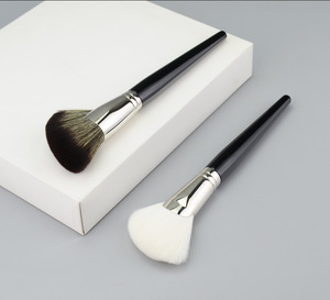 <span class=keywords><strong>Pinceau</strong></span> de maquillage professionnel personnalisé en gros à marque privée, poils en nylon, <span class=keywords><strong>pinceau</strong></span> à blush, highlighter et contour à lame unique en forme de faucille - Product Image 4