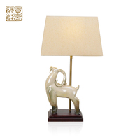 Lampe de table électrique en céramique de style européen avec abat-jour en forme de tambour et apparence d'éléphant pour salon