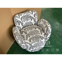 Fauteuil en tissu à motif floral moderne de style nouveau, avec accent bouclé en forme de pétale, pour salon, hall d'hôtel, canapé