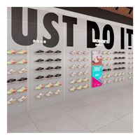 Présentoir de Magasin de Sport Complet : Présentoirs pour Baskets, Maillots de Basketball, Vêtements de Sport et Chaussures