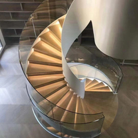 Escalier en colimaçon en acier moderne et luxueux sur mesure de l'usine de Foshan pour appartement, intérieur en chêne massif blanc, verre courbé de 4 pouces d'épaisseur