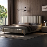 Lit plateforme moderne de luxe rembourré, taille King, cadre de lit en cuir souple avec tête de lit capitonnée à canaux verticaux