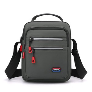 Sac messager sport OEM, petit sac bandoulière en Oxford imperméable avec fermeture éclair, poignées rouges et poches avant pour usage quotidien - Product Image 1
