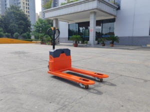 Nuevo Transpaleta Eléctrico de 2T con Batería de Plomo-Ácido, Neumático Sólido, 48V 32A, IP44 Impermeable, para Uso en Interiores en Plantas de Fabricación - Product Image 4