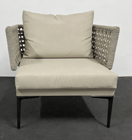 Fauteuil lounge moderne en corde tressée à la main avec ensemble de coussins assortis, structure noire pour hôtel, complexe hôtelier, villa