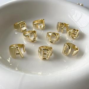 Anillo con letra del abecedario <span class=keywords><strong>a</strong></span>-z, sortija ajustable de oro de 18k, nombre grueso, irregular - Product Image 1