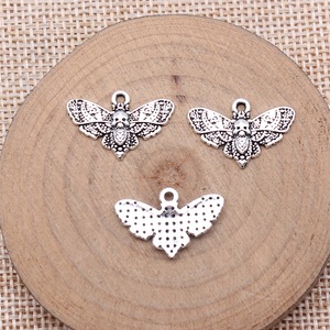 Amuleto de Mariposa Muerta 20x13mm de Aleación de Zinc Plateado Antiguo con Alas de Calavera para Decoración de Altar de Brujería - Product Image 2