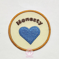 Fer à repasser brodé personnalisé en usine sur patchs Girly lettre de bordure Merrow badges de patch brodés pour vêtements chapeaux