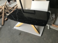 Karois — top en marbre noir, avec base en métal doré, table à manger, nouveau design