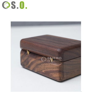 Caja de Anillos de Compromiso Pequeña Cuadrada Hecha a Mano de Madera de Nogal para Boda - Product Image 5