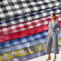 Tissu Seersucker Gingham Personnalisé avec Imprimés Palmiers et Motifs Botaniques - Textiles à Carreaux Teints en Fil pour Vêtements d'Été