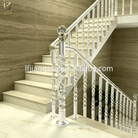 Rampe en acrylique moderne à haute transparence avec fixations métalliques durables, idéale pour les villas