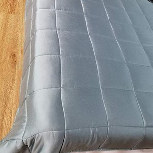 Couverture lestée Zhi Rong en fibre de bambou 300g, couleur unie, quatre saisons, pour un sommeil réparateur - Product Image 4