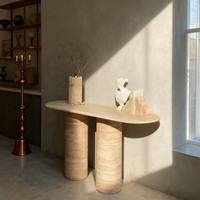Table console ovale en marbre travertin beige et blanc, style nordique luxueux, pour salon, villa, hôtel, décoration intérieure.