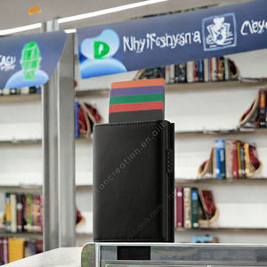 กระเป๋าสตางค์ RFID ป้องกันการโจรกรรม ทำจากอะลูมิเนียมและหนัง - กระเป๋าใส่บัตรบางเฉียบแบบเลื่อนอัตโนมัติสำหรับบัตรเครดิต เหมาะสำหรับการเดินทางและการทำงาน - Product Image 3