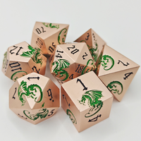Ensemble de dés polyédriques en métal gravé de dragons noirs en laiton antique, 7 pièces avec des chiffres gothiques noirs pour les jeux de table DND RPG