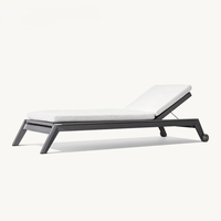 Ensemble de salle à manger de jardin haut de gamme, table en aluminium noir à lattes, chaises de salle à manger avec dossier en corde tressée, mobilier d'extérieur