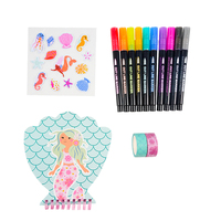 Ensemble de papeterie sur le thème des sirènes, comprenant 2 rouleaux de ruban washi, 10 marqueurs de contour, un mini-carnet spirale, des autocollants, un logo personnalisé et un emballage personnalisé, idéal comme cadeau.
