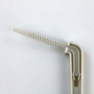 Kit d'irrigation goutte à goutte automatique 4 voies 2L 4L 8L avec émetteur en plastique 60cm blanc et flèche noire intégrée - Product Image 4