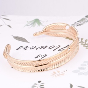 Brazaletes con Diseño de Hoja para Mujer y Hombre, de Acero Inoxidable 316L, con Dijes Decorativos - Product Image 2