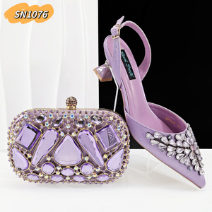 Set di <span class=keywords><strong>Scarpe</strong></span> e Borsa Coordinate per Donna Italiane, <span class=keywords><strong>Scarpe</strong></span> Africane con <span class=keywords><strong>Tacco</strong></span> Alto e Strass Viola Chiaro, Set Borsa e Pochette <span class=keywords><strong>Lilla</strong></span> per Feste - Product Image 1