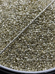Vente en gros de 1.5mm 2mm 10 grammes perles de rocaille en verre Toho originales japonaises de qualité supérieure mini perles de rocaille pour la fabrication de bijoux - Product Image 3