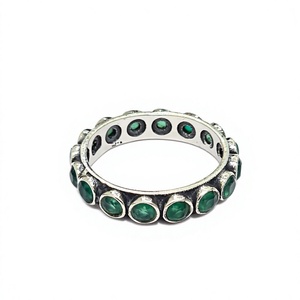 แหวนเงินแท้ 925 ประดับพลอยออนิกซ์สีเขียวทรงกลม ดีไซน์แบบ Eternity Ring สามารถสวมซ้อนกันได้ แหวนทำมือสำหรับผู้หญิง - Product Image 3