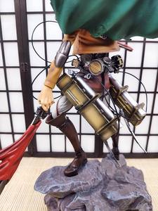 Masaüstü dekorasyon koleksiyonu Anime diz çökmüş Levi vinil aksiyon figürleri savaş yaralanma Fortitude modeli oyuncak bebekler Titan saldırı - Product Image 4