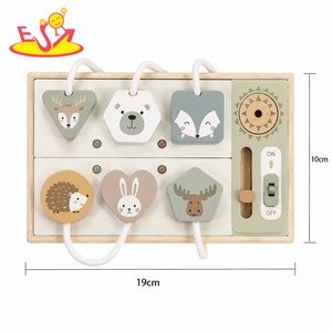 Tableau d'activités Montessori en bois « Ma première petite salle de bain » avec clés, loquets, lacets, boutons, cadran de machine à laver et prise W12D990 - Product Image 6
