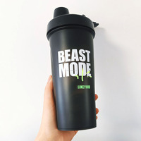 Bouteille shaker solide avec logo personnalisé gobelets d'eau noir foncé pré-entraînement pour les protéines bouteille opaque sans BPA