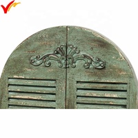 Miroir décoratif vert olive encadré avec cadre de fenêtre à volets, peinture antique