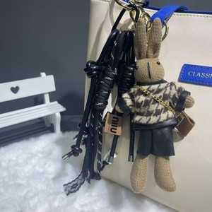 Porte-clés Lapin Créatif en Peluche Pied-de-Poule, Accessoire de Sac Tendance, Forme 3D Dessin Animé Doux Fait Main - Product Image 1