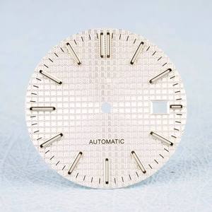 Cadran modifié avec des rayures argentées et un effet lumineux vert, accessoire de montre. Cadran NH35. 31,8 mm de diamètre. Fabriqué en acier inoxydable - Product Image 2