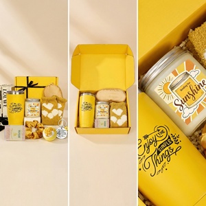 Set Regalo di Lusso Lunaire per la Cura Personale Femminile, Confezione con Tumbler, Candela e Calzini, Regalo di Compleanno Perfetto per Lei, Amica, Mamma - Product Image 6