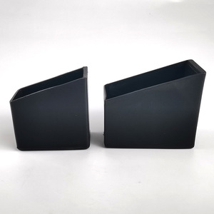 Pieds de meubles modernes et simples en plastique noir Shih Hung Plastics, 20x40mm, à fixation latérale - Product Image 1