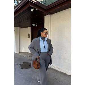 Conjunto de Traje Gris para Mujer con Detalle de Botones y Adornos Únicos - Product Image 1