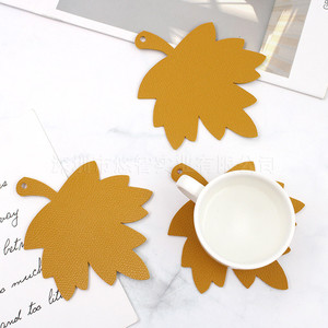 En stock: Posavasos de cuero con diseño de hoja de arce, aislante del calor, para tazas de café, decorativo para restaurantes occidentales, antideslizante - Product Image 1