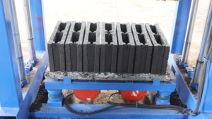 Machine de fabrication de briques creuses à pression hydraulique QTJ4-40 avec PLC et boîte de vitesses à roulements <span class=keywords><strong>pour</strong></span> une haute productivité à usage domestique - Product Image 6