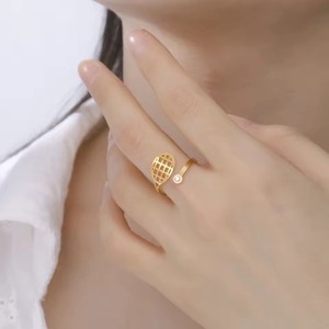 Anneaux de sport en acier inoxydable à la mode 304 avec motifs de tennis de baseball de <span class=keywords><strong>basket</strong></span>-ball de football pour unisexe quotidien - Product Image 2